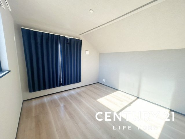 落ち着いた色調の洋室です