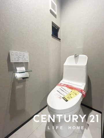 落ち着いた色調のトイレです