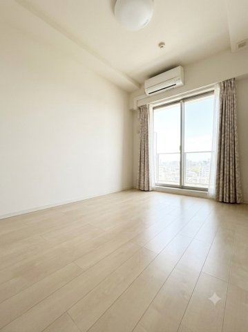 洋室？　ゆとりある居室のため、ベッドやデスクを置いても余裕があります。
