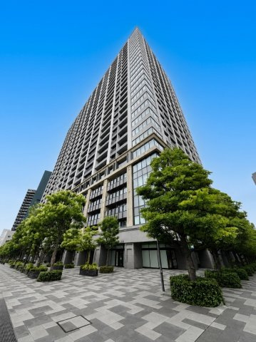 プライバシー性良好！　共用設備充実！　免震タワーマンション！　外壁が周囲の街並みと青空に生えるお洒落な仕上がり！