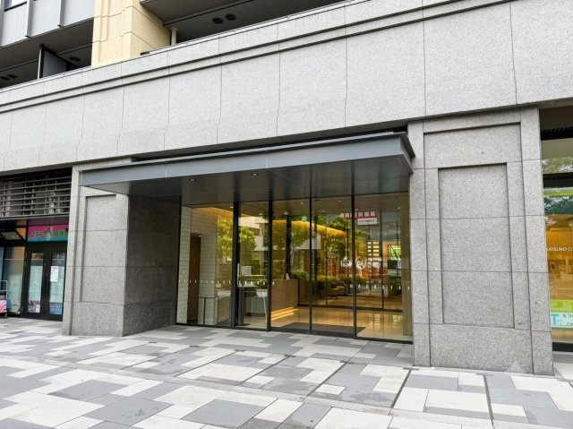 《ウエストエントランス》オートロック付き♪上質感漂うエントランス部分。居住者の帰り、訪れる方を優しく迎える・安らぎに満ちた生活空間を予感させます。