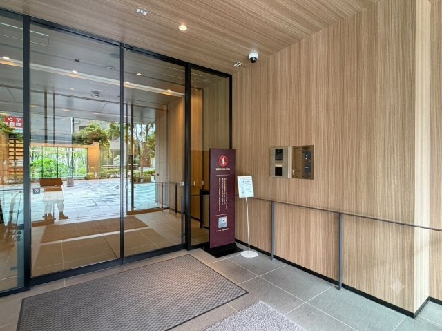 《ウエストエントランス》オートロック付き♪上質感漂うエントランス部分。居住者の帰り、訪れる方を優しく迎える・安らぎに満ちた生活空間を予感させます。　