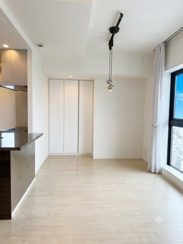 LDは約19.3帖の大空間！生活スタイルに合わせて家具のレイアウト変更を楽しめるゆとり♪　室内は大変きれいにお使いですので、気持ちよく新生活をスタートしていただけます。