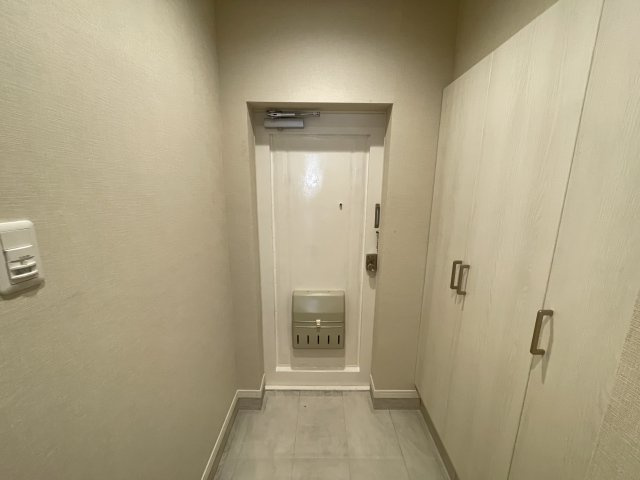 人感センサーのライト付きで、いつでも明るく迎えてくれる玄関。　