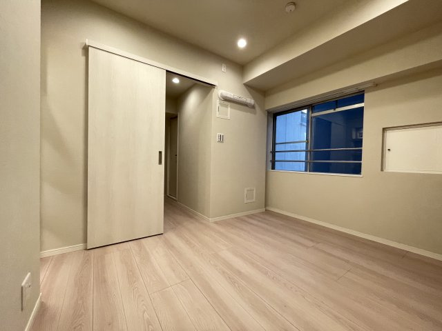 小さな窓がついた洋室は、優しい光が降り注ぎます。　