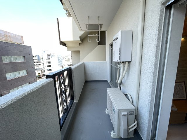 LDKと洋室をつなぐ、広いバルコニー。洗濯物が沢山あっても安心です。　