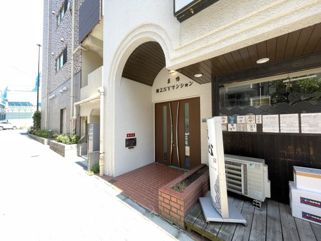 マンションの顔でもある、高級感漂うエントランス。　
