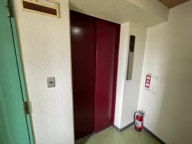 重たい荷物を持っていても、エレベーターがあれば安心です。　