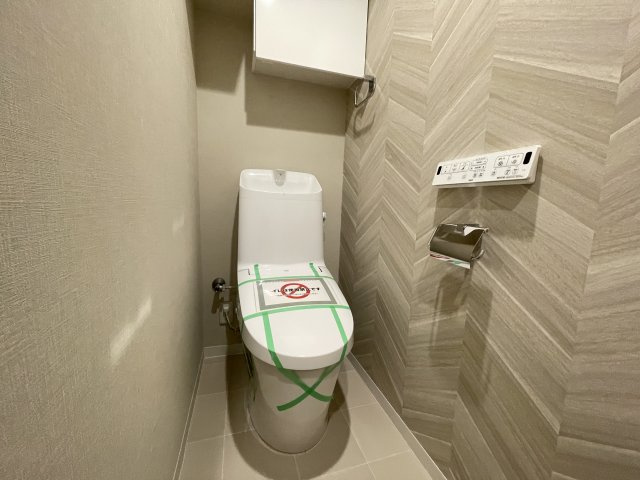 温水洗浄便座付きの清潔感あるトイレは、落ち着いた空間に。　