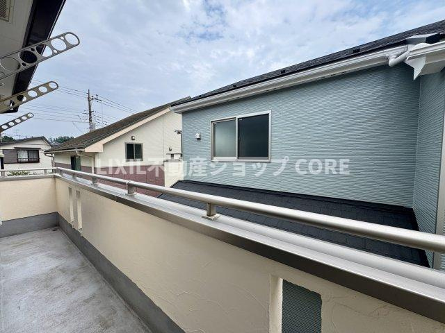 気持ちのいい空が見渡せる広いバルコニー。通風・採光にも優れ、心地よい光と風があふれています。　