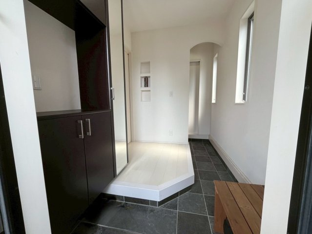 正面から見た玄関はかなりスッキリしていて綺麗です！