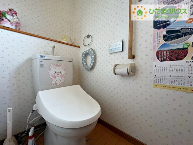 手すり付きのトイレになります。