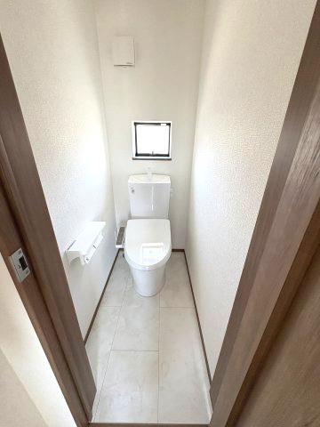 施工例。2階にもトイレです。施工例は完成時と異なる場合があります。