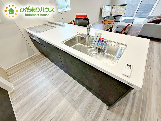 スッキリしていて、調理スペースも広い“システムキッチン。使いやすい動線が確保できるので、お料理するのも楽しくなりますね♪