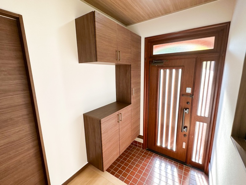 シューズボックス新品に交換しました。ロングブーツなども収納いただける中棚可動式です。