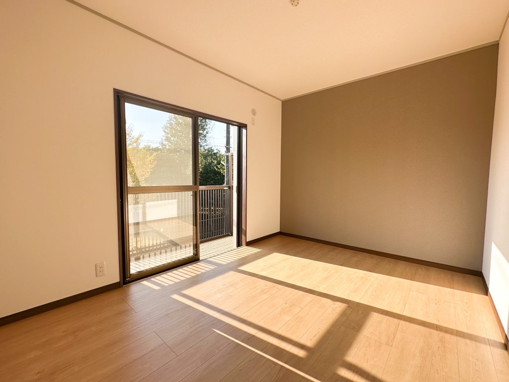 2階洋室（中）・クロス張替え、フローリング重ね張り、建具（入口ドア）も交換しました。