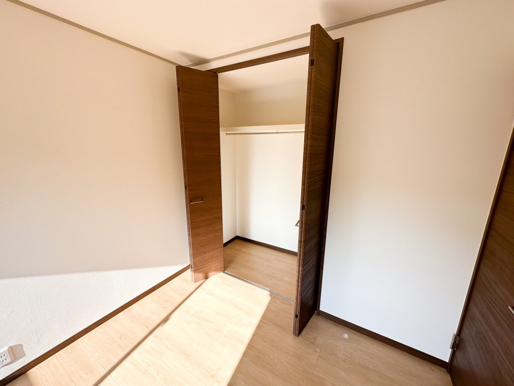 建具交換しました。ハンガーパイプも取り付け、洋服の収納にもご利用いただけます。