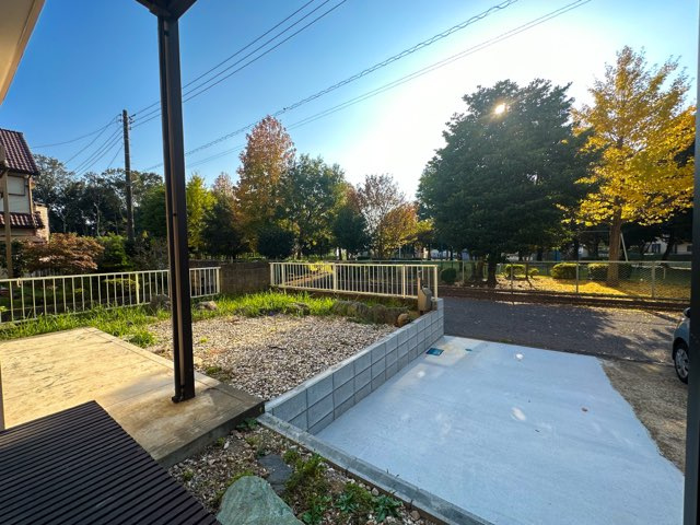 駐車場は並列2台停められるように拡張しました。