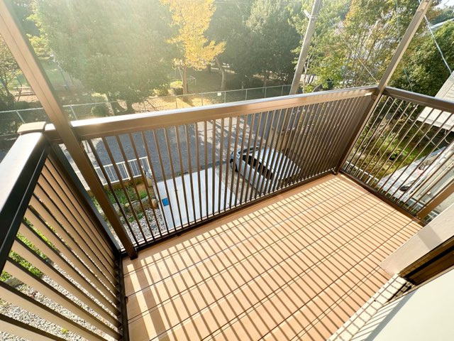 南向きのバルコニーです。前面が公園になっており日当たりも良好です。