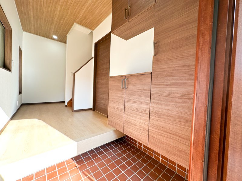 シューズBOX新規交換しました。テーブル部分には鍵の保管や飾りつけにもご利用いただけます。