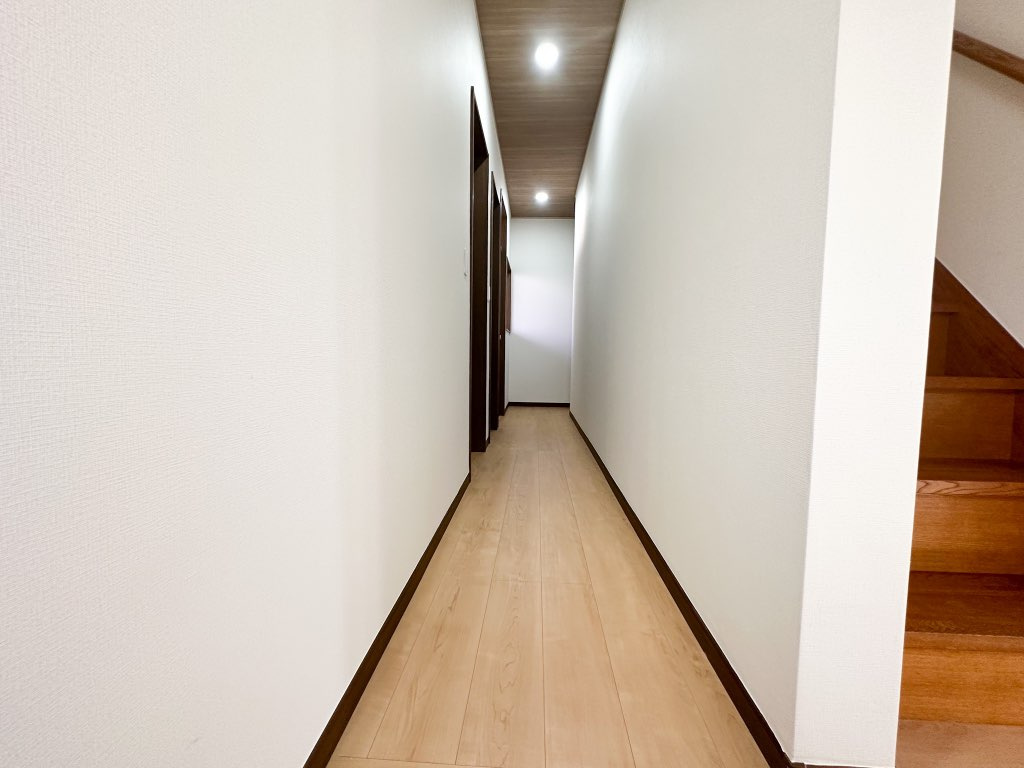 1階廊下。天井アクセントクロスを入れてあります。