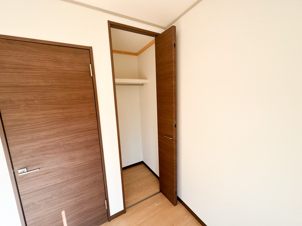 建具交換しました。ハンガーパイプも取り付け、洋服の収納にもご利用いただけます。