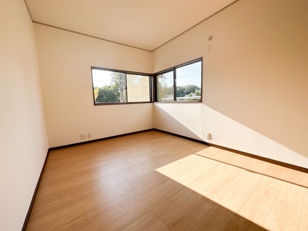 2階洋室（角）・クロス張替え、フローリング重ね張り、建具（入口ドア）も交換しました。