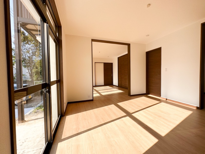 南向きのＬＤＫなので日当たりも良好です。お庭も見えるのでお子様の様子を見ながらゆっくりとくつろげます。