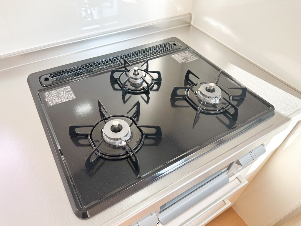三口コンロ（グリル付き）のキッチンです。