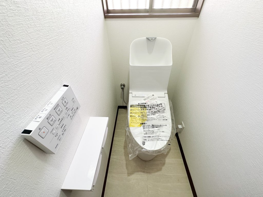 トイレはTOTO製の温水洗浄便座付きに新品交換しました。「汚れがつきにくく、落ちやすい。」便座に継ぎ目が無いのでお掃除ラクラクです。おまかせ節電能付きなのでお財布にも優しいですね。