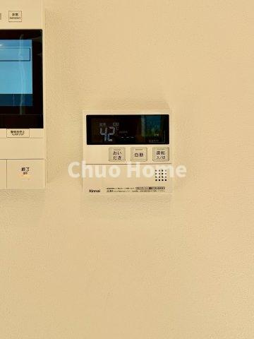 【給湯リモコン】外での一日を忘れさせてくれるオートバス機能でお好みの湯量・温度に調整された浴槽。