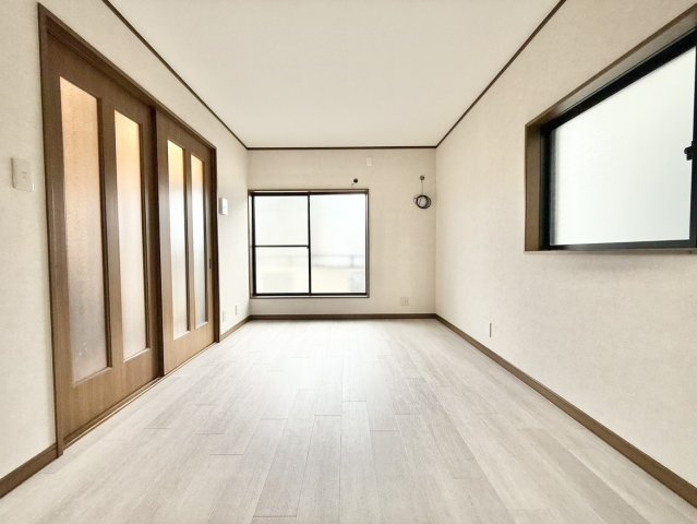生まれ変わった外観・室内を是非現地にてご確認ください！　2階LDK9帖は南向き・2面採光で陽当たり◎