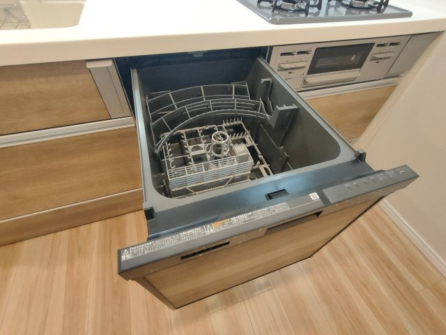 【食洗機】　食器洗いの手間を減らせる食洗機付きで、家事の時間にゆとりが生まれます。
