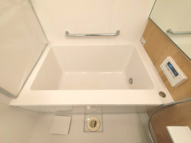 【浴室】　壁付けの操作パネルで、お湯はりや温度調整も手軽に行える使い勝手の良い浴室です。