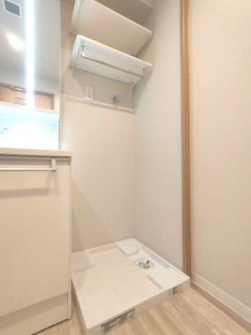 【室内洗濯機置き場】　上部の可動棚にランドリーグッズなどを収納できます。