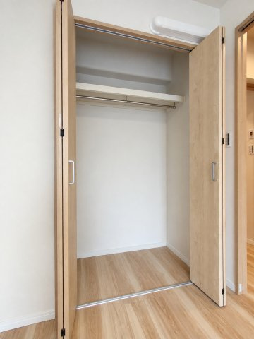 【洋室約6.2帖　収納】　奥行きのある収納で、衣類や荷物をすっきりと整理して使いやすいです。