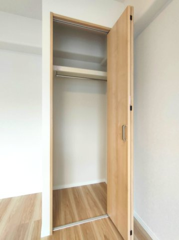 【洋室約5.8帖　収納】　上段に棚のある収納で、季節物の荷物もすっきりと収めることができます。
