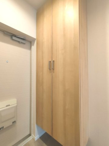 【玄関収納】　シューズボックスは大容量のハイタイプなので、整理整頓してすっきりとした空間を保つことができそうです。