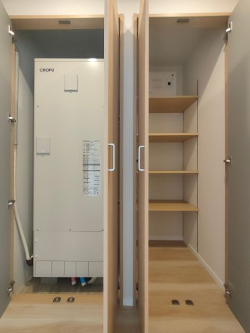 【廊下収納】　廊下にも収納スペースがあり、掃除用具など細々とした物をしまえて便利に使えます。