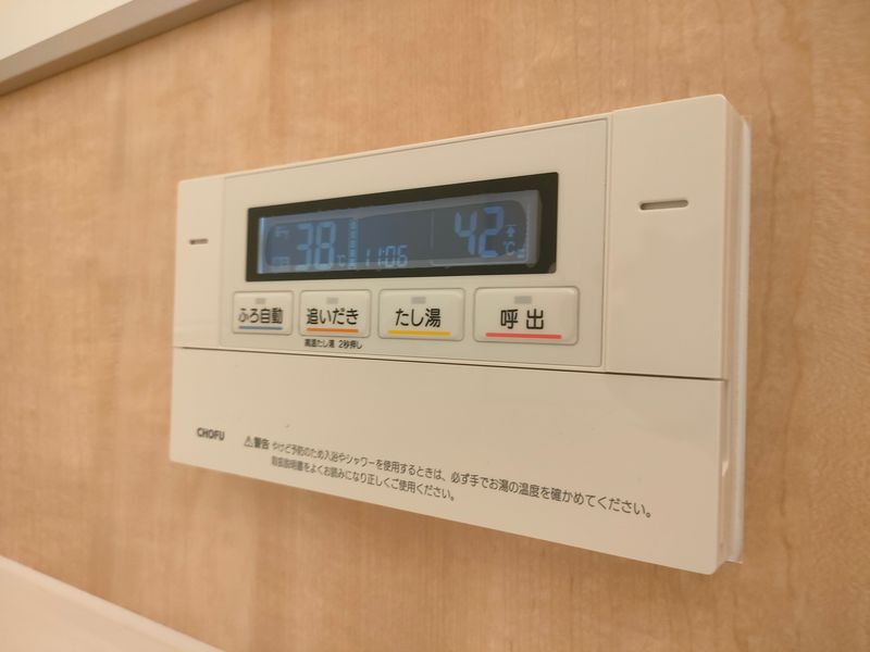 【給湯器】　浴室内からお湯の温度調整ができる給湯器のリモコンが備わっており、便利に使えます。