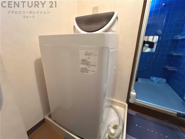 洗濯物の仕分け作業がしやすく、整理整頓が容易になります。洗濯音や湿気を他の部屋に持ち込まず、生活環境を快適に保ちます。上部を活用すれば収納スペースを確保でき洗剤や洗濯用品の整理もしやすくなります。