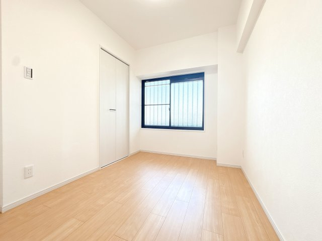 5.0帖の北側洋室になります♪