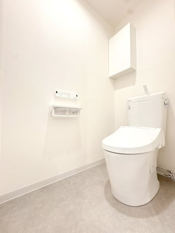 温水洗浄機能付きのトイレになります♪