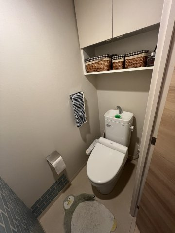 落ち着いた色調のトイレです
