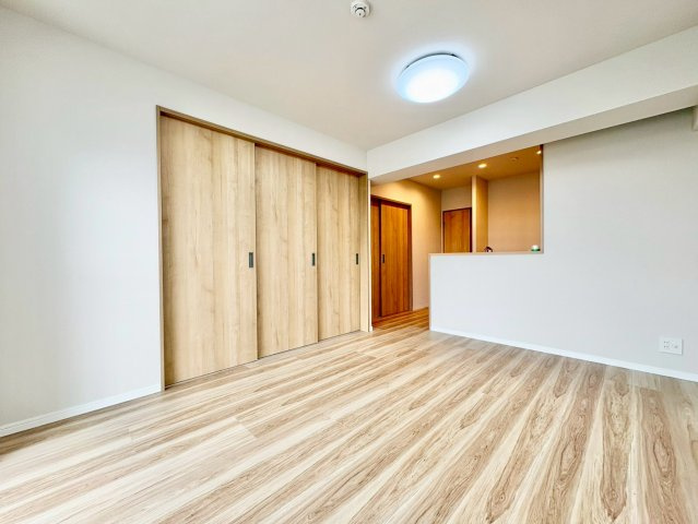 家族が自然と集まる、明るく開放的なリビング空間。　のんびりくつろげる、居心地のよさが魅力です。