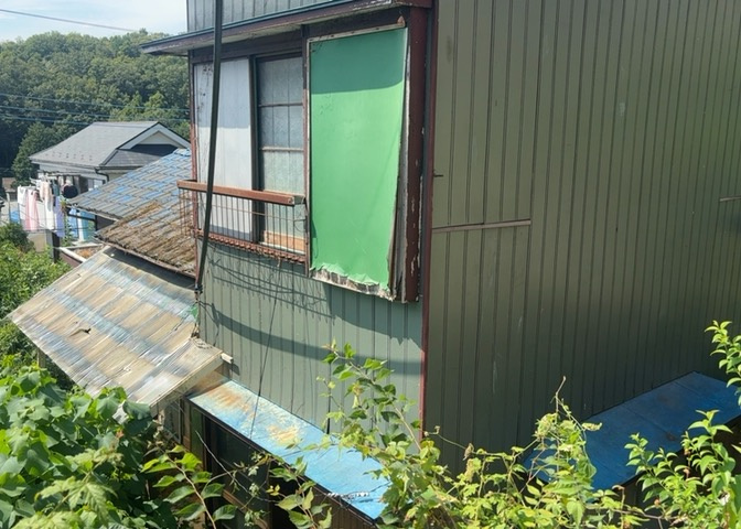 バルコニーは、室外の専用スペースのうち、「屋根がなく開放された空間」であるものを指します。ベランダより広いタイプのものが多く、日当たりもよいため家庭菜園などを楽しみたい人にとって適した環境となります。