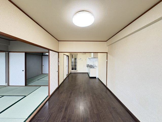 キッチンからリビング全体を見渡せるレイアウトで、ご家族との会話も弾みます。隣接する和室との一体利用も可能です。さらに各居室照明付きのため、初期費用を抑えてすぐに新生活をスタートできる点も魅力です。