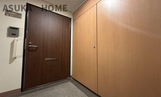 木目調の玄関ドアが豪華です。