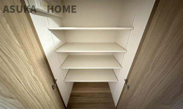 収納庫があり、何かとこまごましたものを収納するのに嬉しいですね。