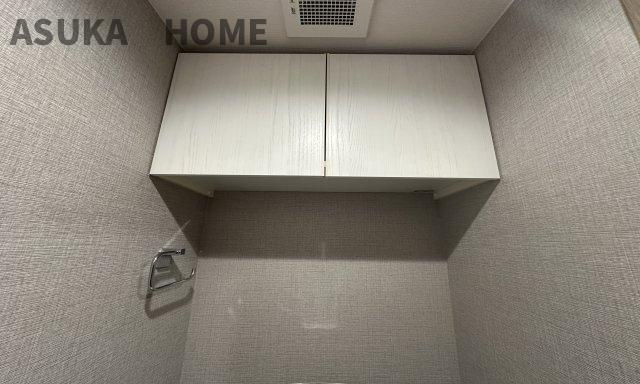 トイレ上部には収納棚があります。